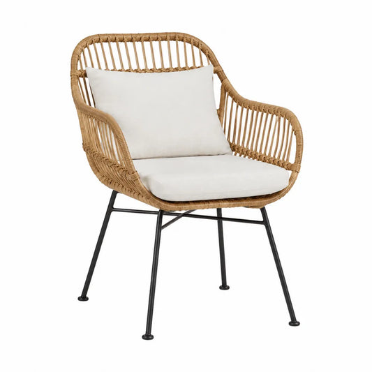 Fauteuil de jardin à dossier arrondi en résine PE tressée coloris naturel avec coussins écrus et piètement acier noir 73 x 66 x 88 cm